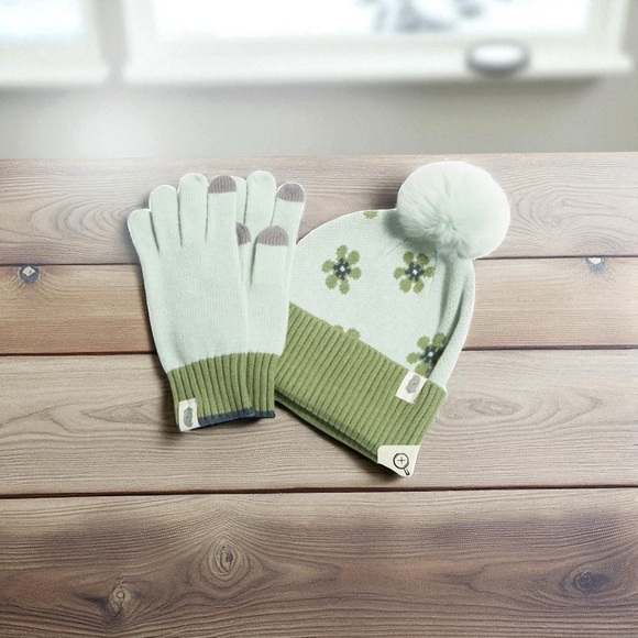 Vera Bradley Hat and Glove Set Pattern: Vintage Flowered Grayed Jade - Picture 1 of 1